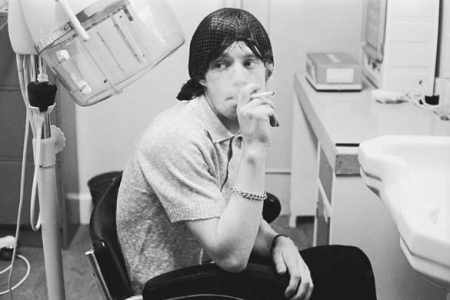 Mick Jagger dal parrucchiere (di Terry O’Neill, 1963)